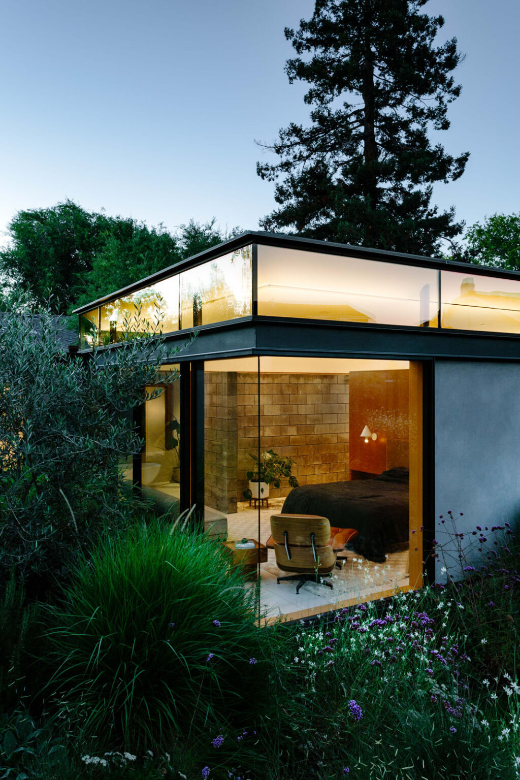 Contemporary home exterior with seamless drywall surfaces and architectural drywall work by Barragan Drywall team.